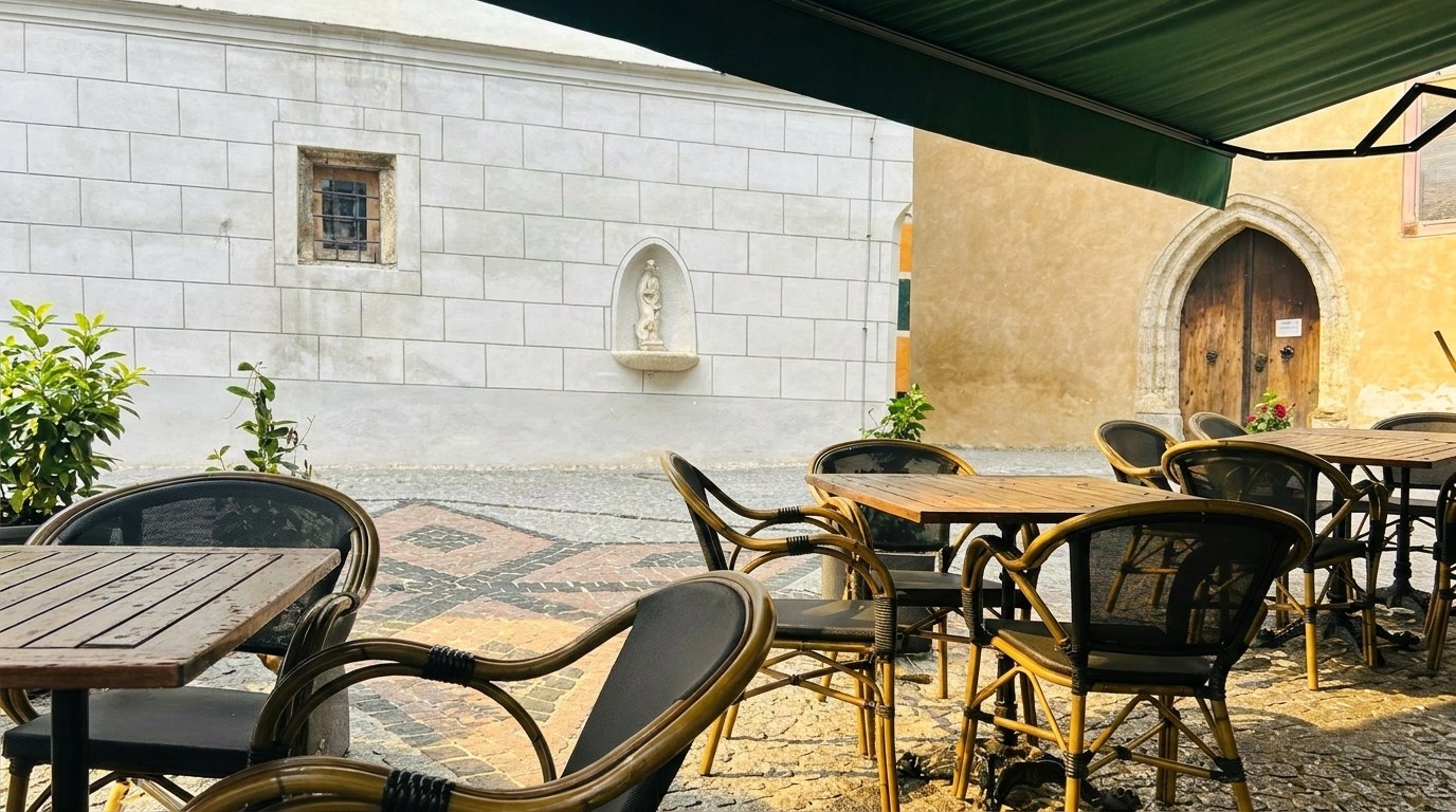 LÖW's Deli Terrasse